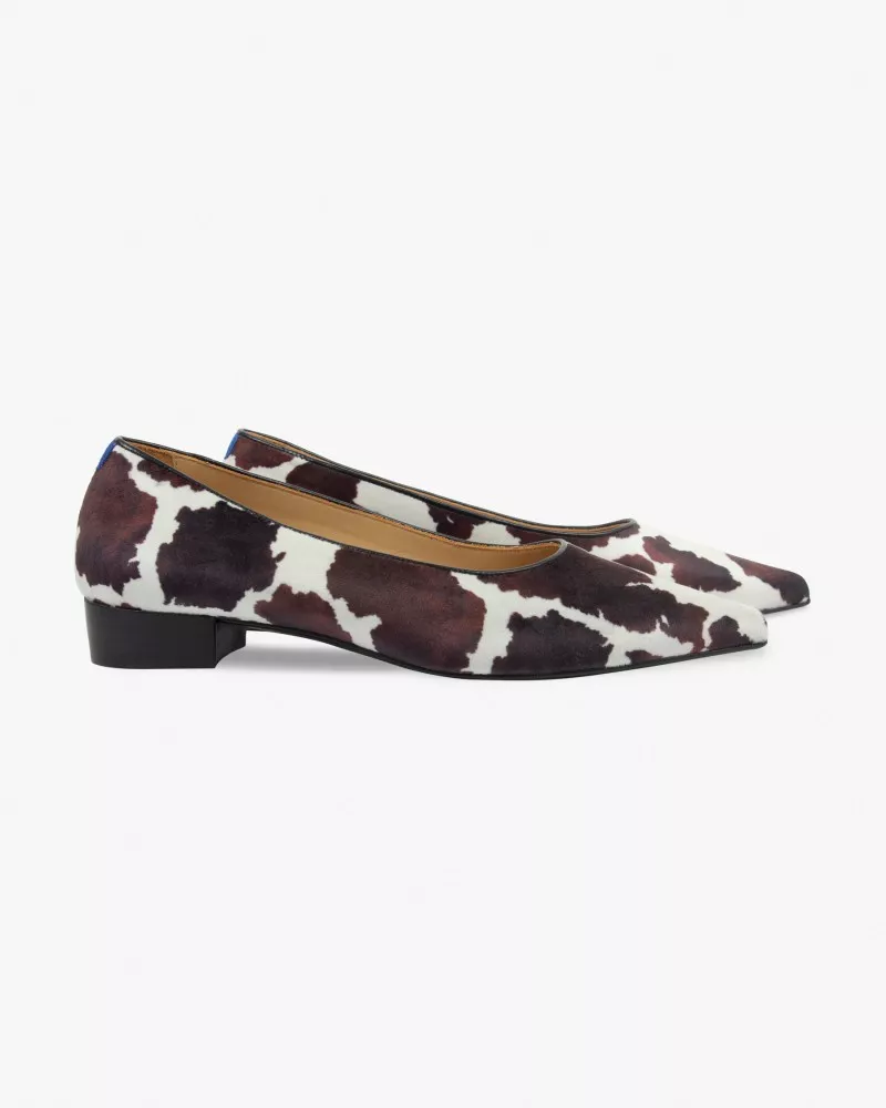 Pointed velvet slippers with a cowhide pattern