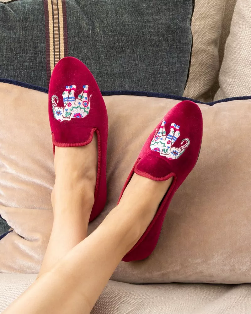 Indoor slippers in burgundy velvet with embroidery