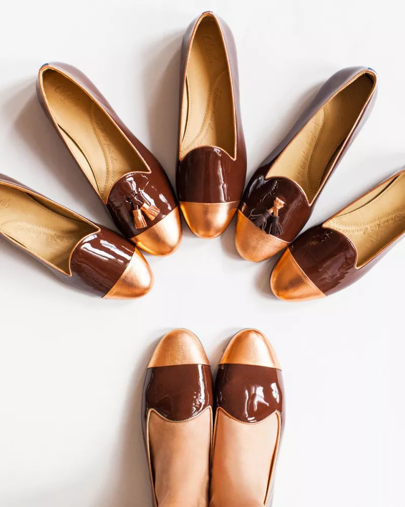 "Chocolate fondu" varnished leather slippers with copper trimming
