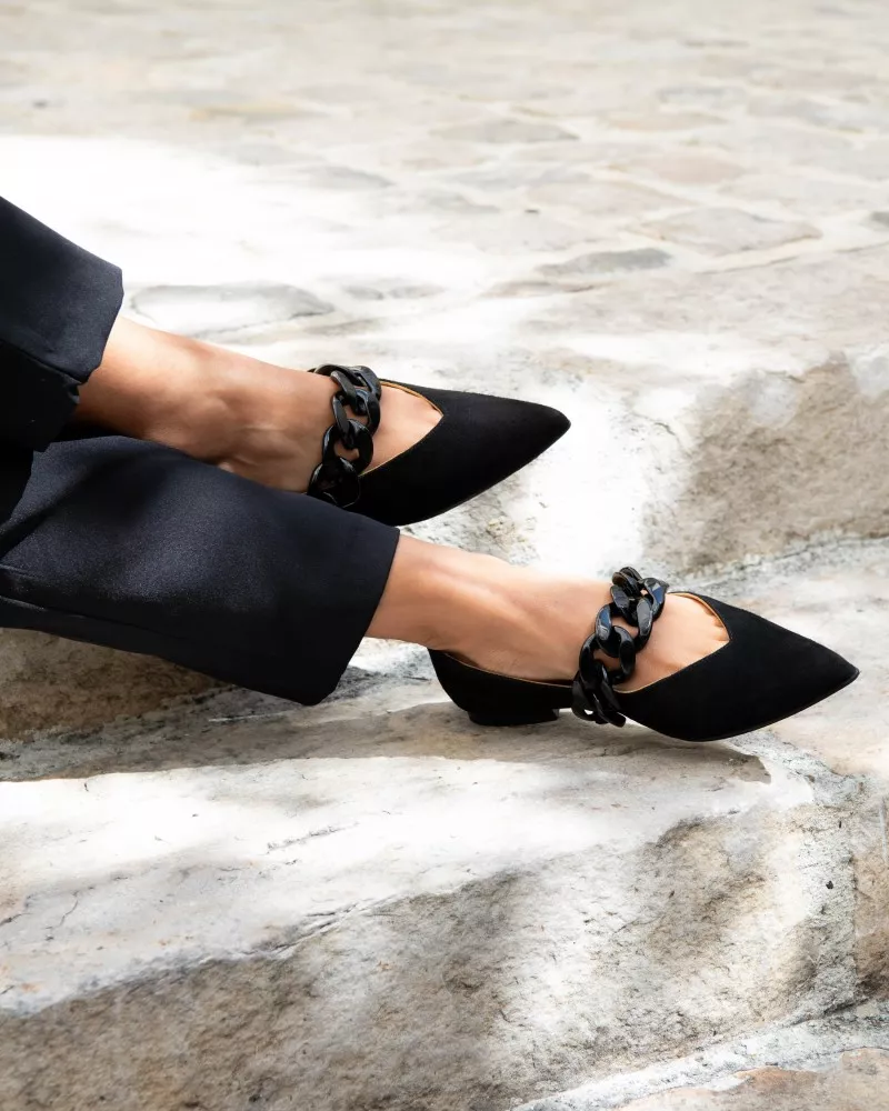 Slippers pointus avec chaine en daim noir