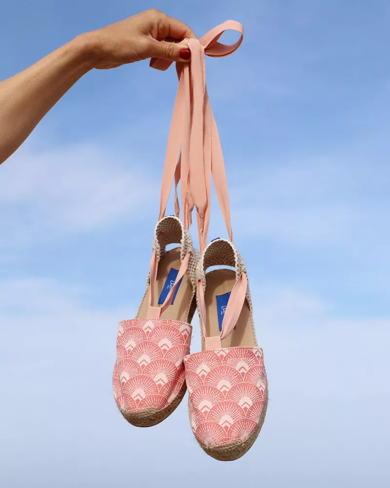 Coral and white woven canvas espadrilles with 2 interchangeable ribbons coral and cream