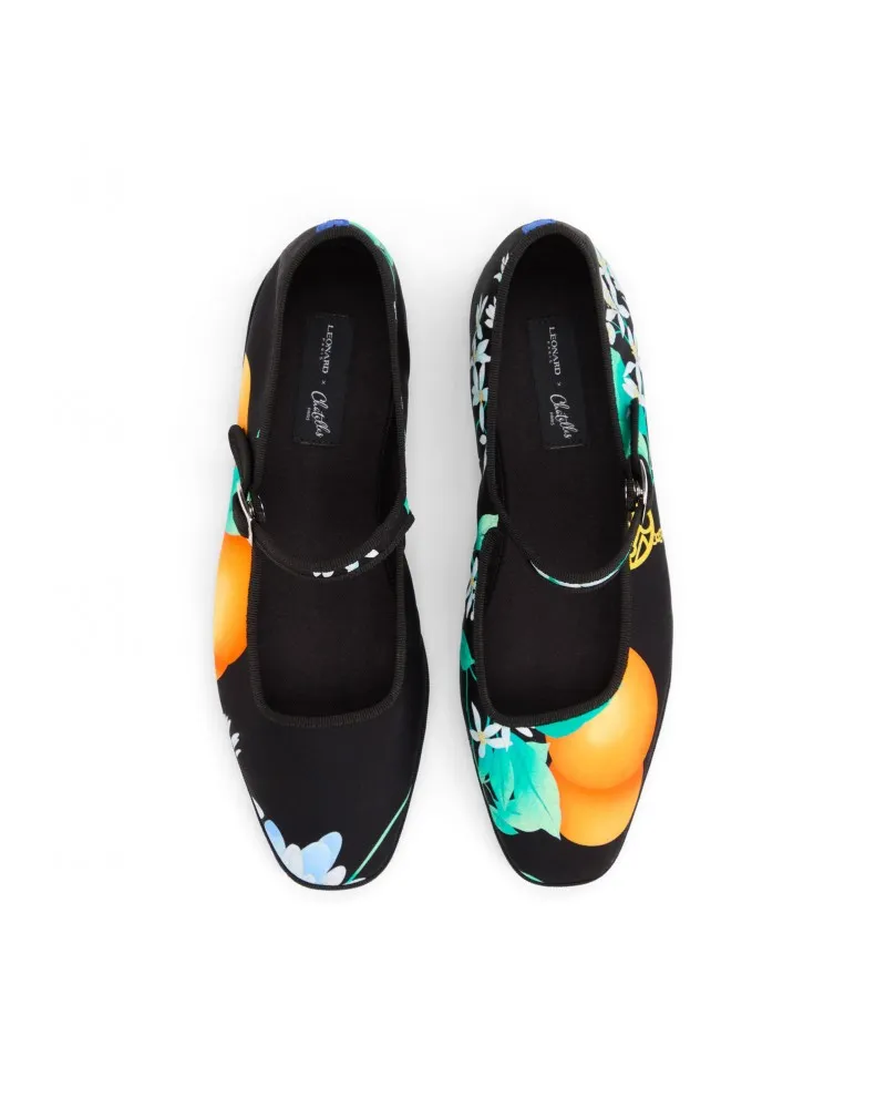 For Summer 2026, Chatelles teams up with the house of LEONARD to reinvent the iconic furlane in a Mary Jane version. Handcrafted in Italy, these ultra-light slippers combine Chatelles’ signature comfort with LEONARD’s emblematic prints. A joyful, sophisticated elegance to wear from everyday moments to summer evenings, blending Venetian art de vivre with Parisian chic.
