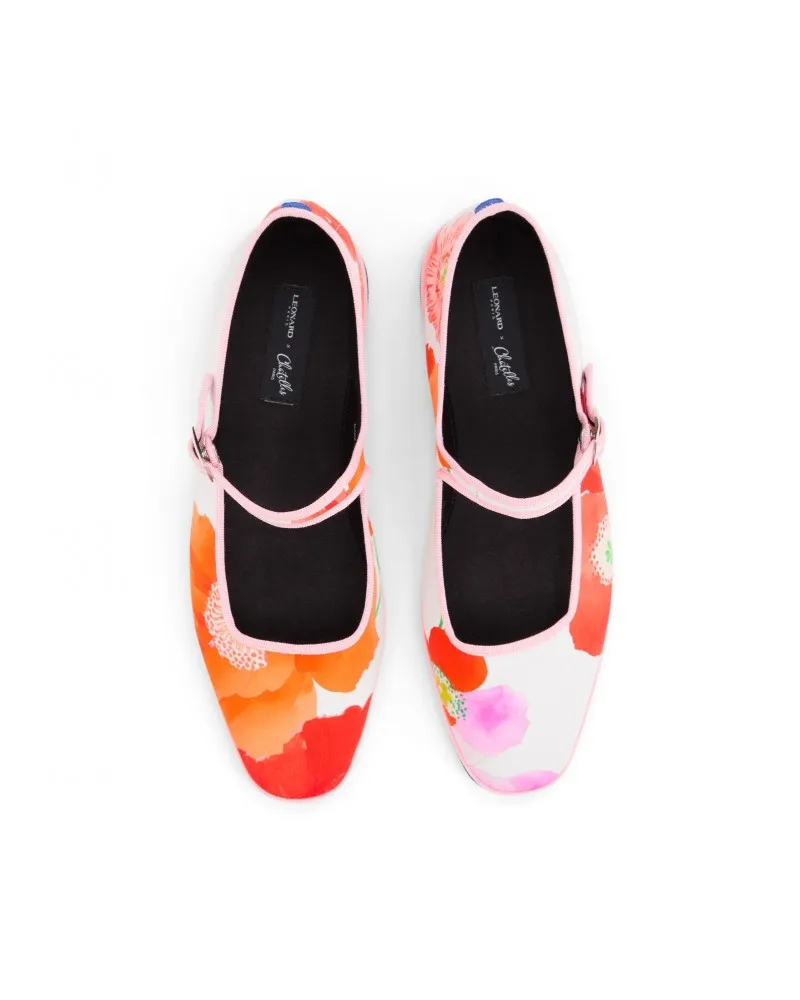For Summer 2026, Chatelles teams up with the house of LEONARD to reinvent the iconic furlane in a Mary Jane version. Handcrafted in Italy, these ultra-light slippers combine Chatelles’ signature comfort with LEONARD’s emblematic prints. A joyful, sophisticated elegance to wear from everyday moments to summer evenings, blending Venetian art de vivre with Parisian chic.