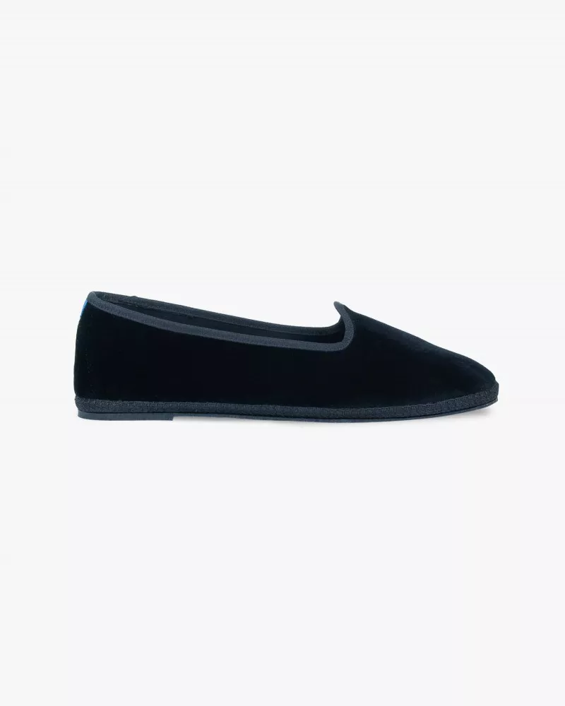 Black velvet and trimming
Entirely made by hand in Italy (Venice/Friuli)
