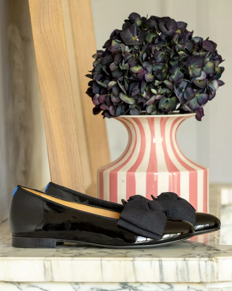 Black varnished leather slippers with oversize bow