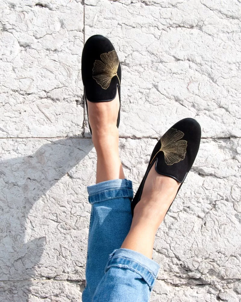 Slippers en daim noir avec une feuille de ginkgo brodée