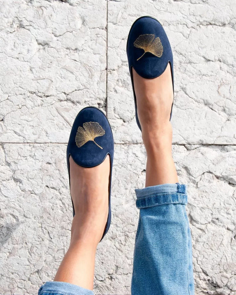 Slippers en daim bleu marine avec une feuille de ginkgo brodée