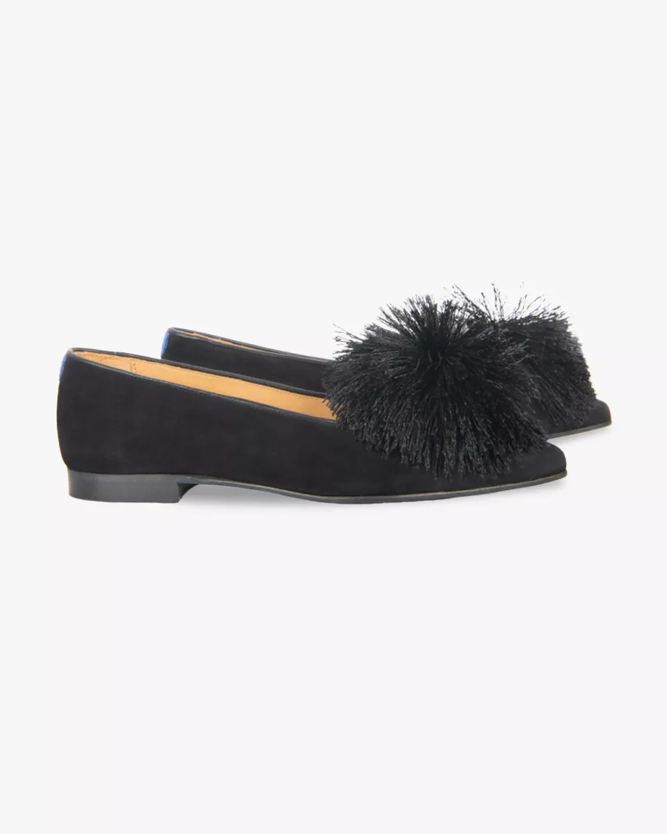 Black pointy slippers with pompon