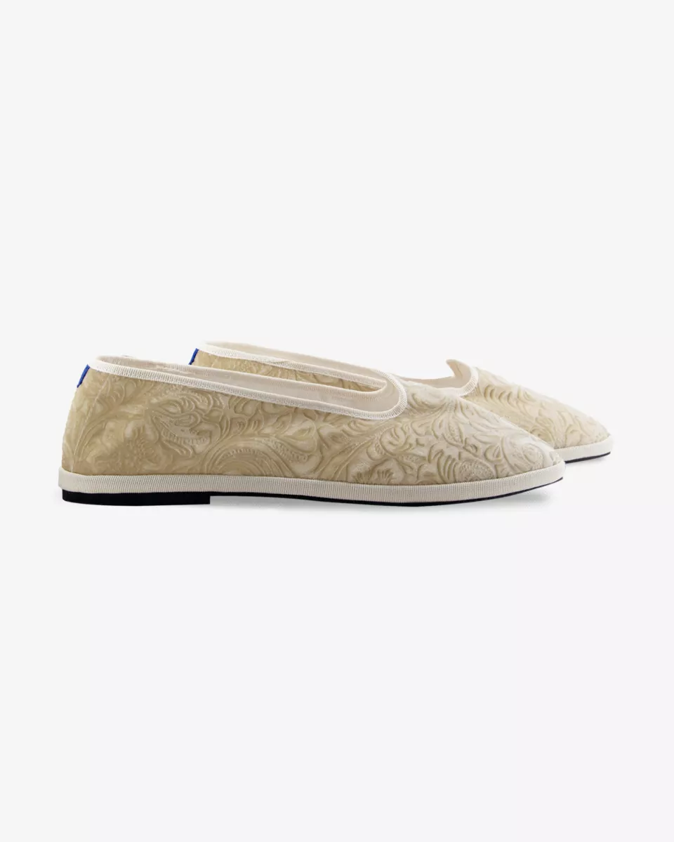 Furlanes in cream velvet with floral arabesque pattern
entirely made by hand in Italy (Venice/Friuli)