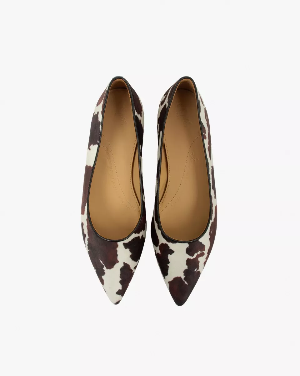 Pointed velvet slippers with a cowhide pattern