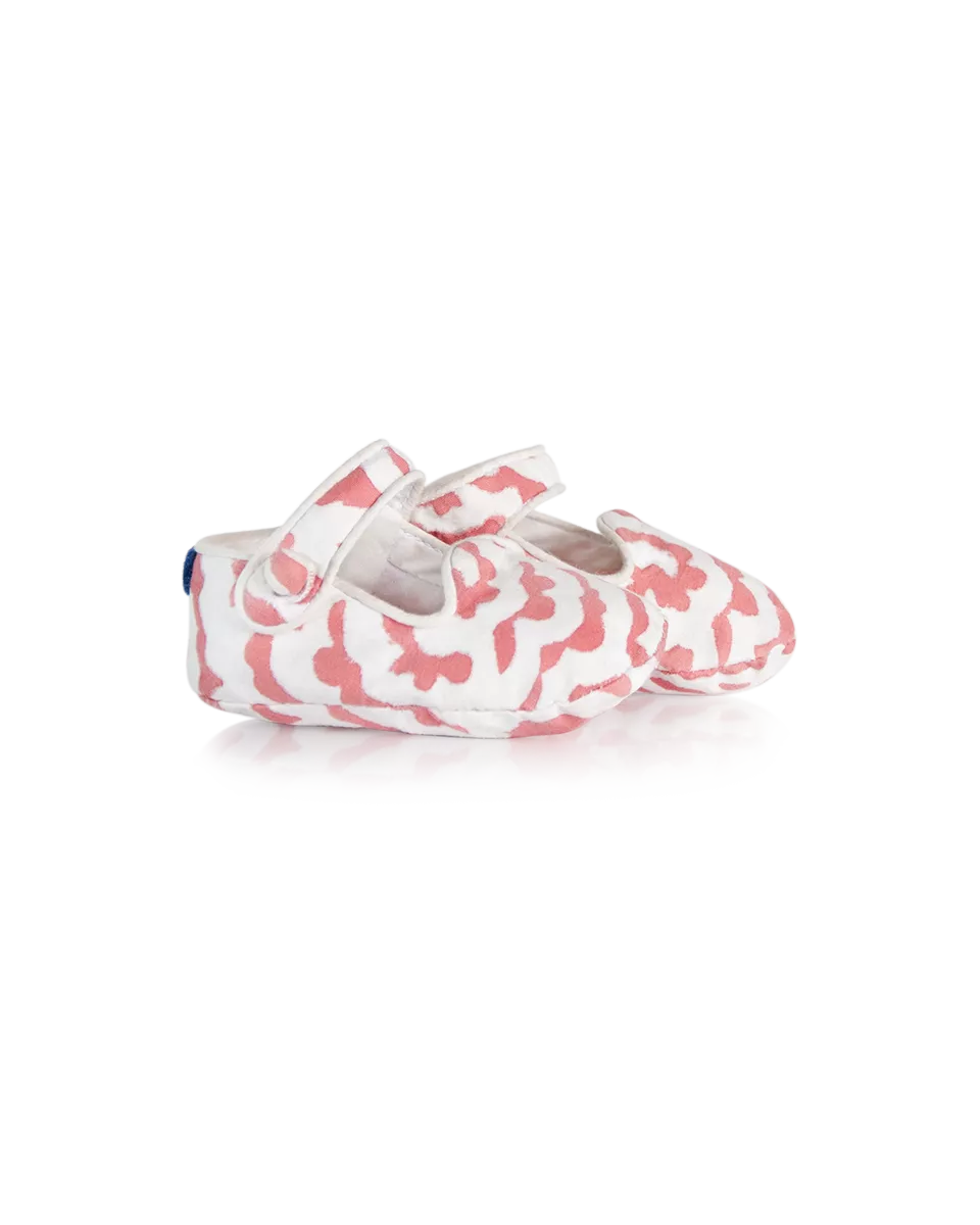 Vue de côté des chaussons en coton indien imprimé rose pour bébés