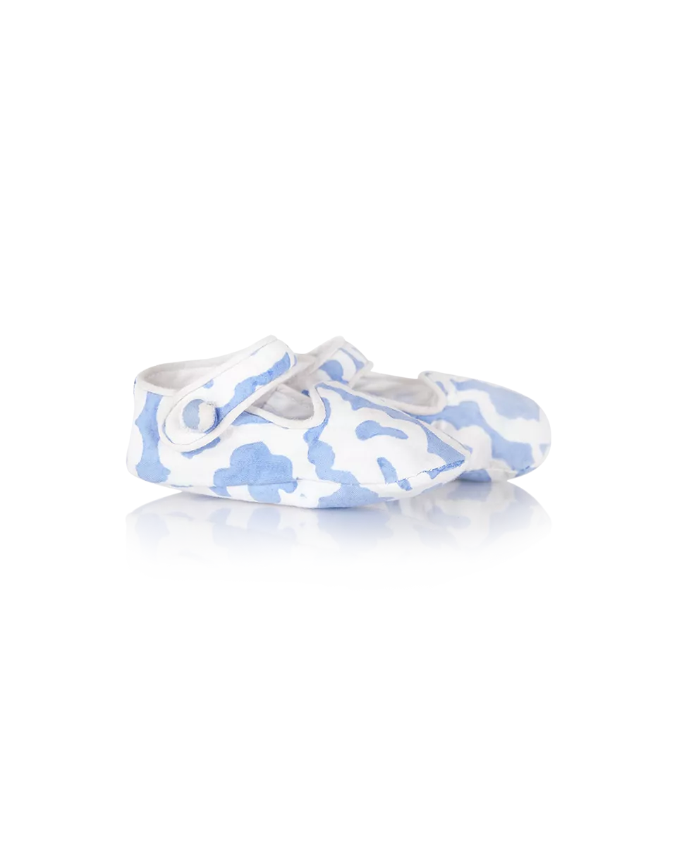 Vue de côté des chaussons en coton indien imprimé bleu pour bébés