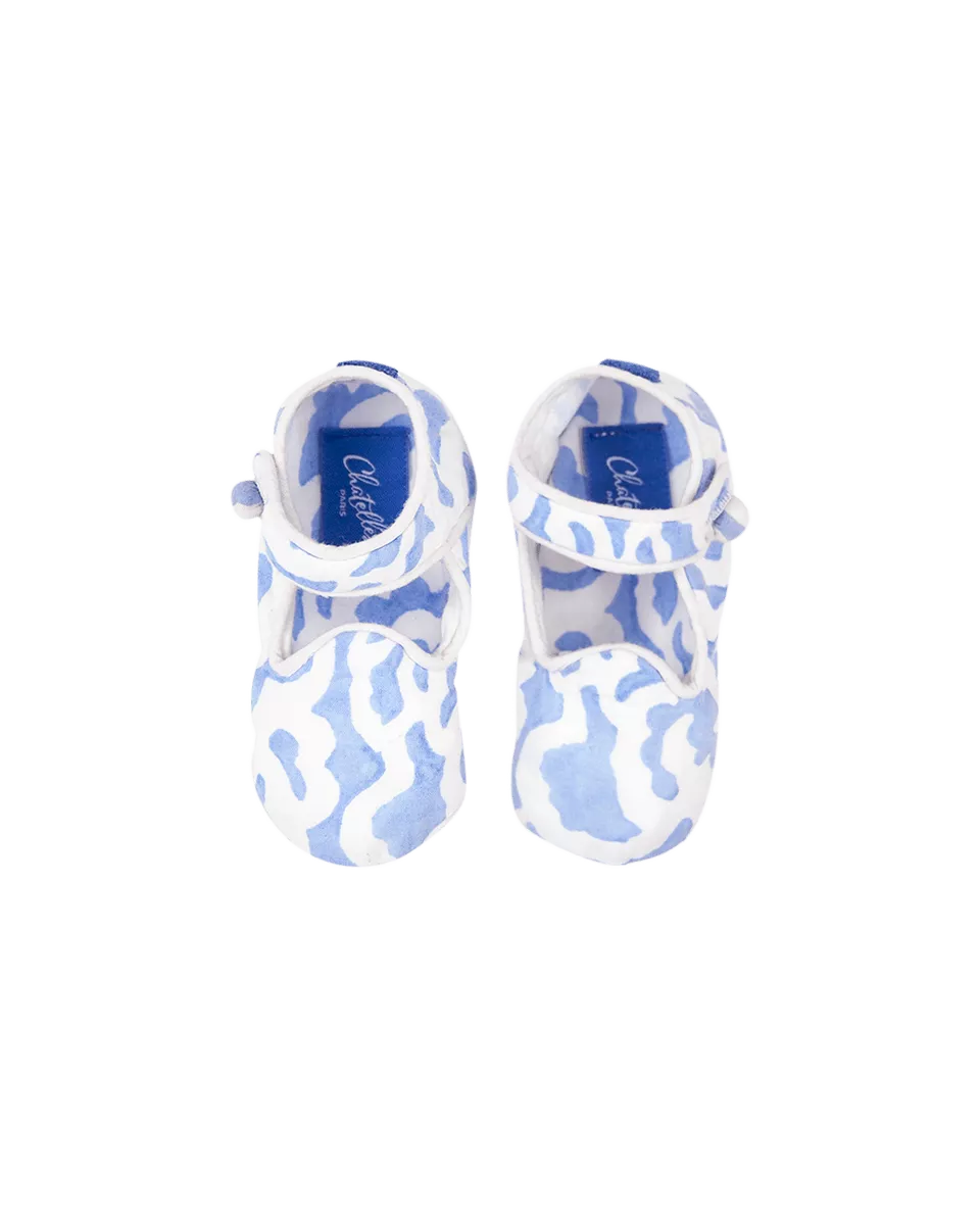 Vue de dessus des chaussons en coton indien imprimé bleu pour bébés