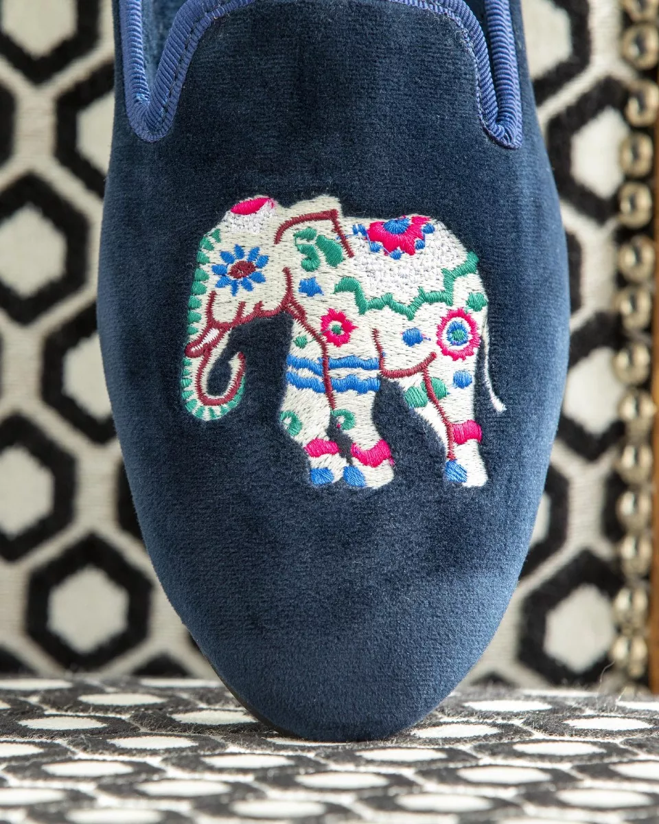 Indoor slippers in navy blue velvet with embroidery