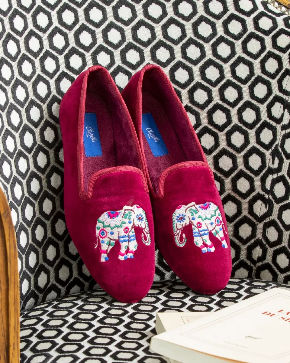 Indoor slippers in burgundy velvet with embroidery