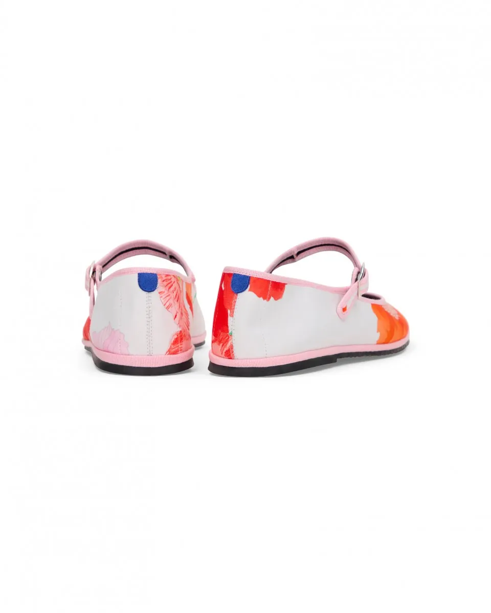 For Summer 2026, Chatelles teams up with the house of LEONARD to reinvent the iconic furlane in a Mary Jane version. Handcrafted in Italy, these ultra-light slippers combine Chatelles’ signature comfort with LEONARD’s emblematic prints. A joyful, sophisticated elegance to wear from everyday moments to summer evenings, blending Venetian art de vivre with Parisian chic.