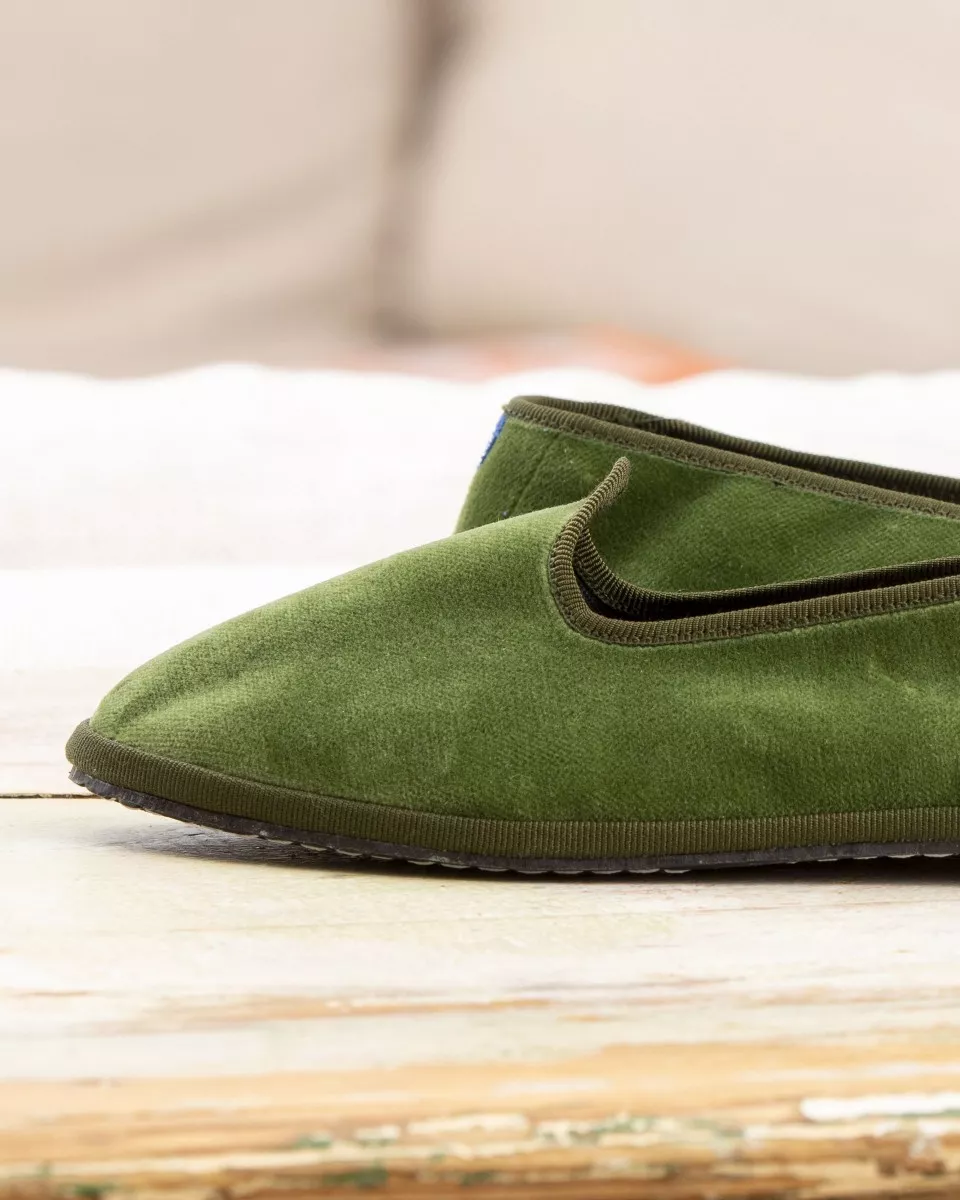 Olive green velvet and green trimming
made by hand in Italy (Venice/Friuli)
