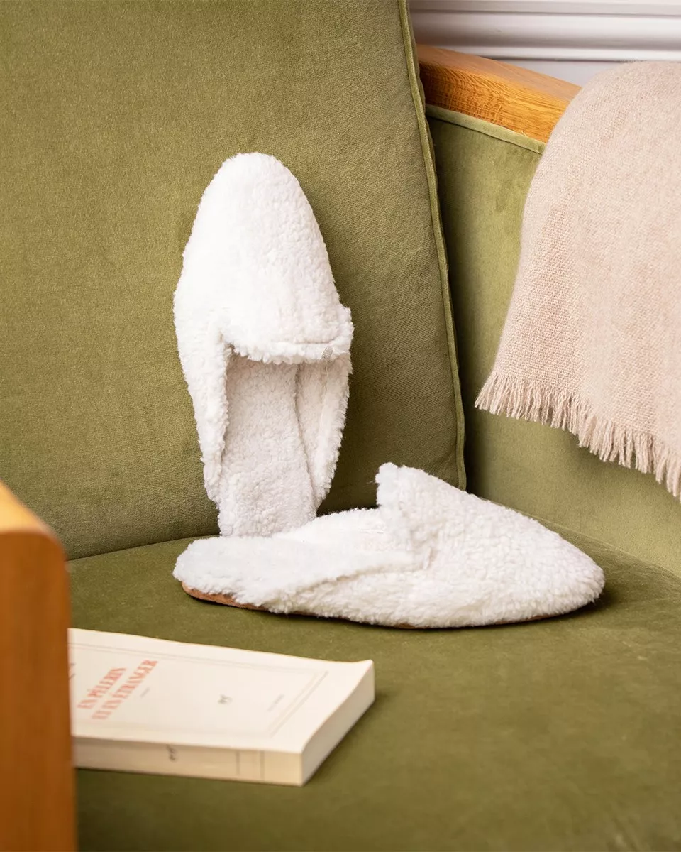 Faux fur indoor mules made of sheepskin