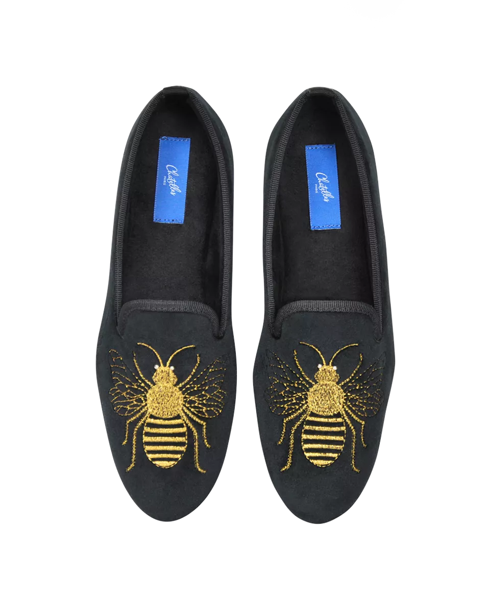 Chaussons d'intérieur slippers en velours noir brodés avec un insecte et du filé doré 
<br />