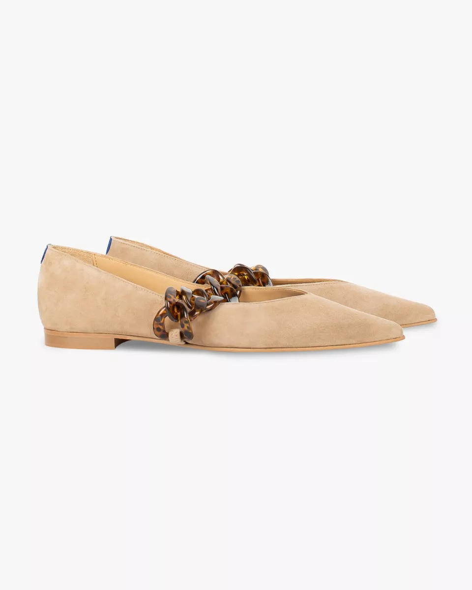 Beige pointy slippers with turtle shell chain