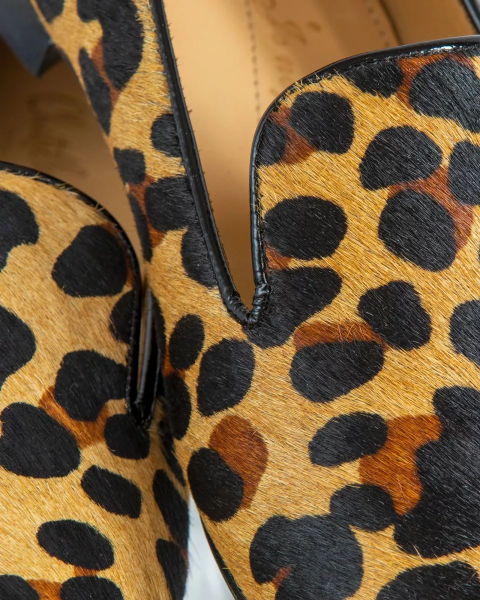 Détail de des Slippers fourrure léopard avec semelle intérieure en cuir naturel 