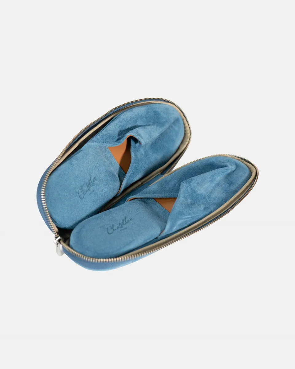 Absolute comfort and luxury: Premium suede and leather travel slippers, designed to relax indoors in style. The heel and insole are padded for optimal comfort.
Unisex and versatile: Designed to fit both men and women, available in sizes 36 to 46.
Travel-ready design: Lightweight, easy to carry, and practical—perfect for home, business trips, vacations, or travel.
Included pouch: Each pair comes with an elegant travel pouch to protect and store your slippers in style.