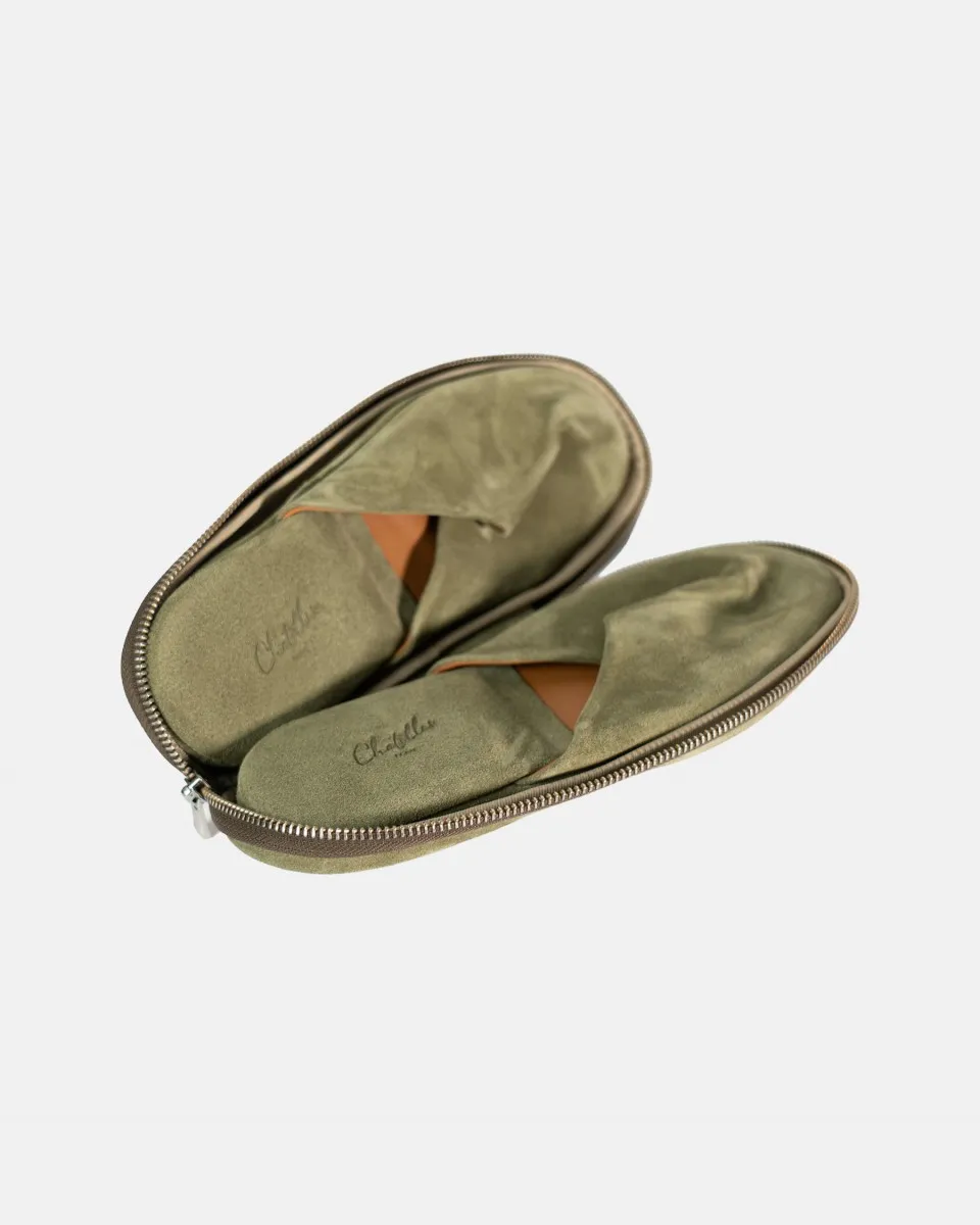 Absolute comfort and luxury: Premium suede and leather travel slippers, designed to relax indoors in style. The heel and insole are padded for optimal comfort.
Unisex and versatile: Designed to fit both men and women, available in sizes 36 to 46.
Travel-ready design: Lightweight, easy to carry, and practical—perfect for home, business trips, vacations, or travel.
Included pouch: Each pair comes with an elegant travel pouch to protect and store your slippers in style.