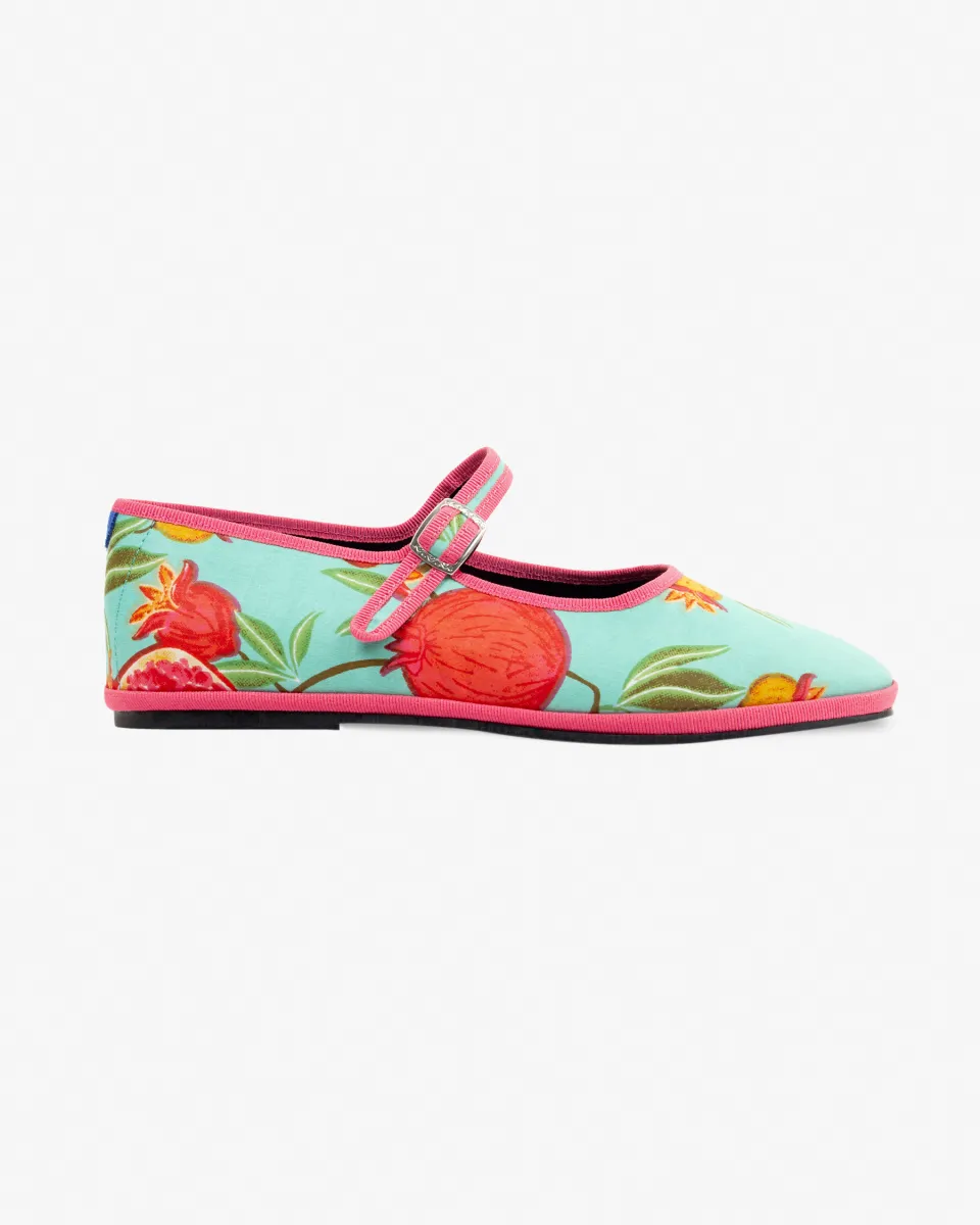Collaboration with BloomParis
Furlane Mary Janes in fabric designed by Tatiana de Nicolay — a matching pouch is offered with each pair.
Handcrafted in Italy (Veneto / Friuli).