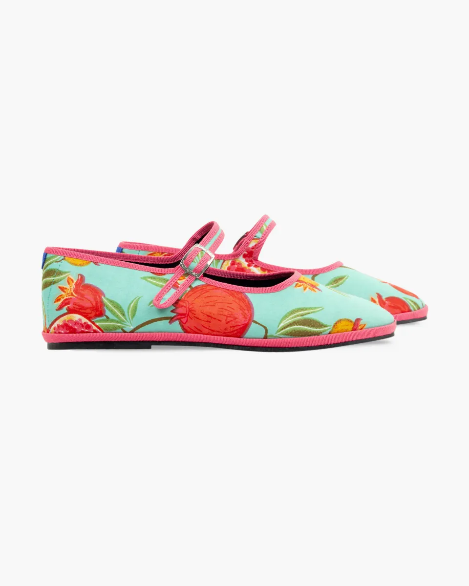 Collaboration with BloomParis
Furlane Mary Janes in fabric designed by Tatiana de Nicolay — a matching pouch is offered with each pair.
Handcrafted in Italy (Veneto / Friuli).