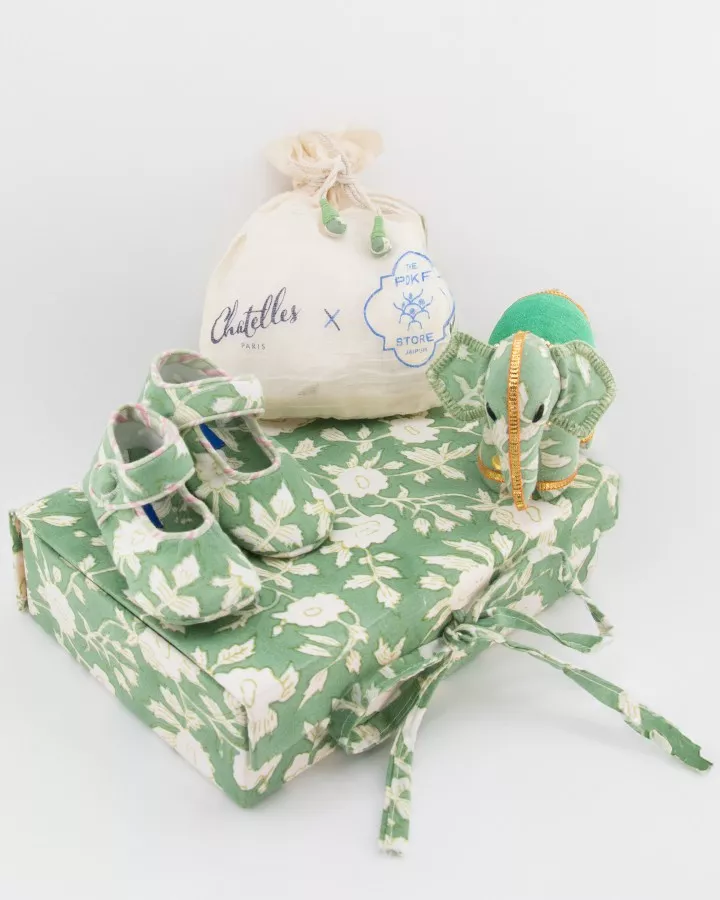 Baby slippers made in Jaipur by the Princess Diya Kumari Foundation
Size for newborns from 0 to 4 months.