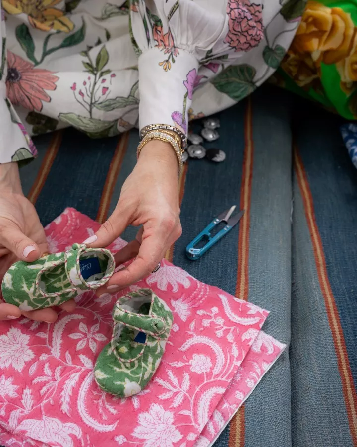 Baby slippers made in Jaipur by the Princess Diya Kumari Foundation
Size for newborns from 0 to 4 months.