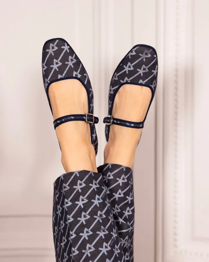 For Summer 2026, Chatelles teams up with the house of LEONARD to reinvent the iconic furlane in a Mary Jane version. Handcrafted in Italy, these ultra-light slippers combine Chatelles’ signature comfort with LEONARD’s emblematic prints. A joyful, sophisticated elegance to wear from everyday moments to summer evenings, blending Venetian art de vivre with Parisian chic.