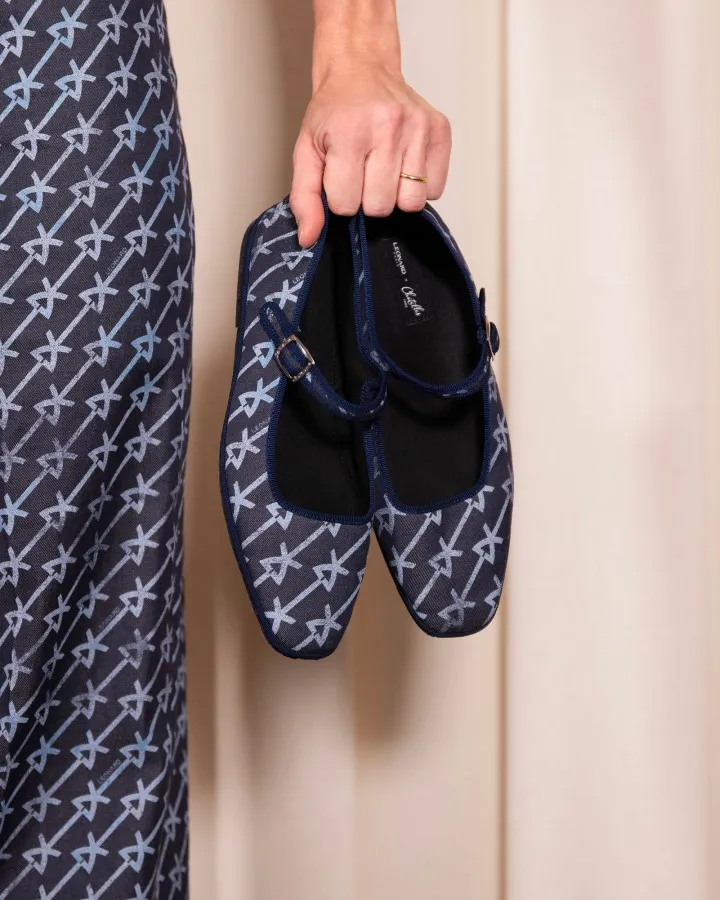 For Summer 2026, Chatelles teams up with the house of LEONARD to reinvent the iconic furlane in a Mary Jane version. Handcrafted in Italy, these ultra-light slippers combine Chatelles’ signature comfort with LEONARD’s emblematic prints. A joyful, sophisticated elegance to wear from everyday moments to summer evenings, blending Venetian art de vivre with Parisian chic.