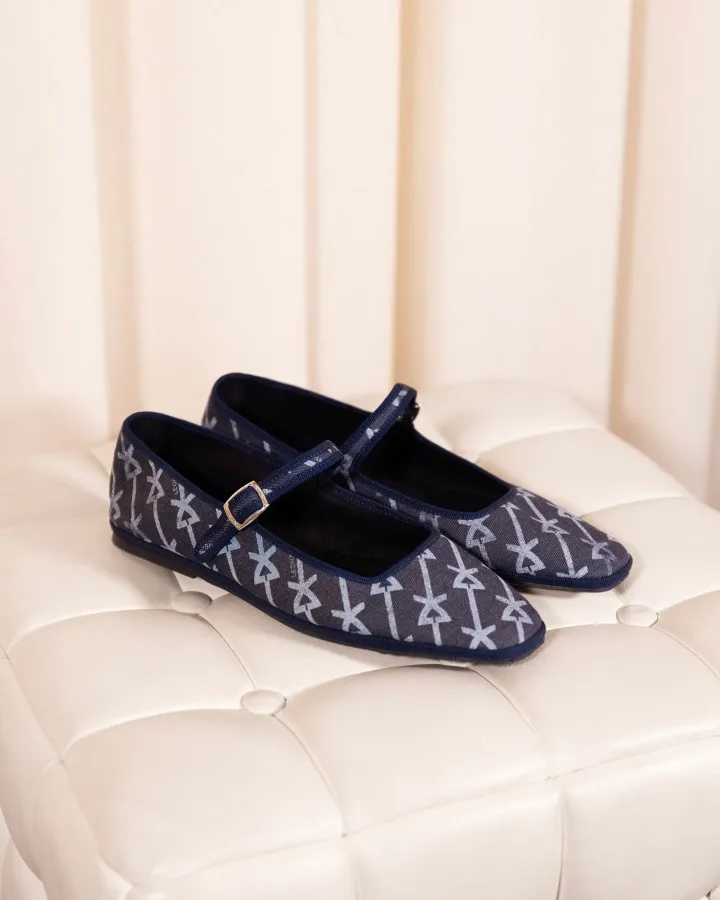 For Summer 2026, Chatelles teams up with the house of LEONARD to reinvent the iconic furlane in a Mary Jane version. Handcrafted in Italy, these ultra-light slippers combine Chatelles’ signature comfort with LEONARD’s emblematic prints. A joyful, sophisticated elegance to wear from everyday moments to summer evenings, blending Venetian art de vivre with Parisian chic.