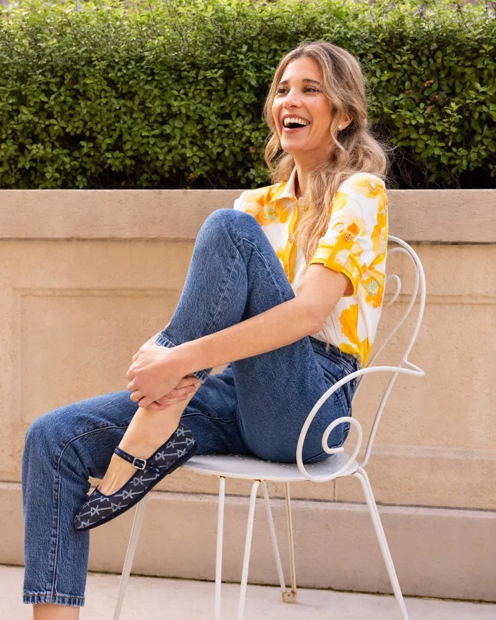 For Summer 2026, Chatelles teams up with the house of LEONARD to reinvent the iconic furlane in a Mary Jane version. Handcrafted in Italy, these ultra-light slippers combine Chatelles’ signature comfort with LEONARD’s emblematic prints. A joyful, sophisticated elegance to wear from everyday moments to summer evenings, blending Venetian art de vivre with Parisian chic.