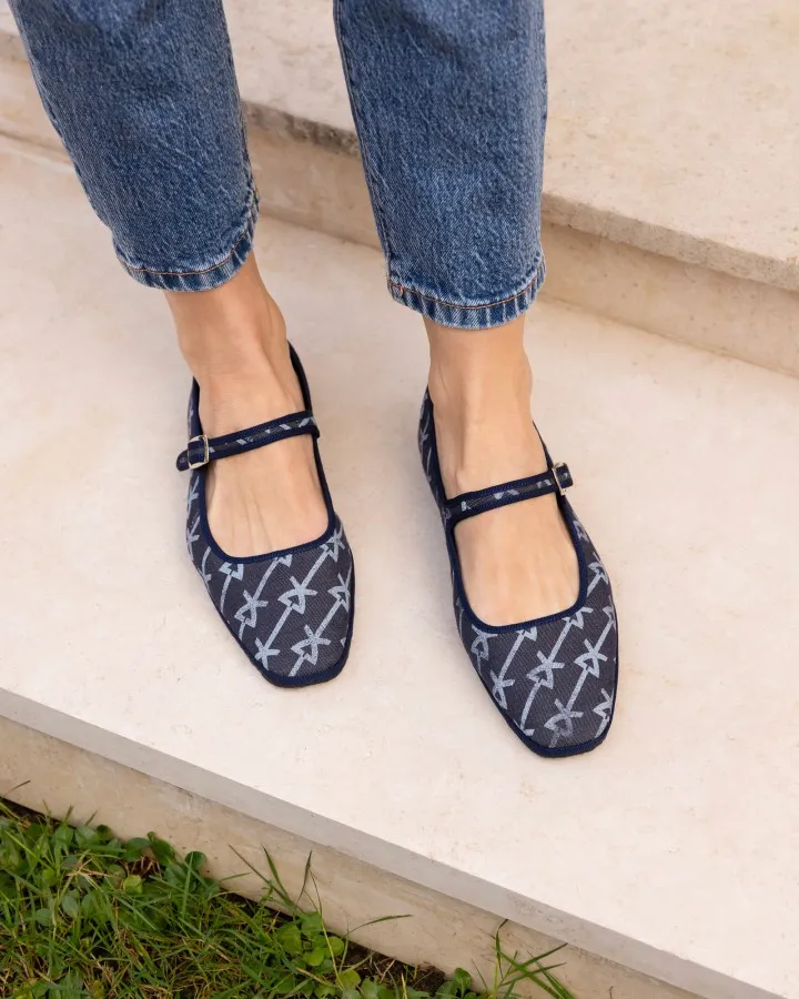 For Summer 2026, Chatelles teams up with the house of LEONARD to reinvent the iconic furlane in a Mary Jane version. Handcrafted in Italy, these ultra-light slippers combine Chatelles’ signature comfort with LEONARD’s emblematic prints. A joyful, sophisticated elegance to wear from everyday moments to summer evenings, blending Venetian art de vivre with Parisian chic.