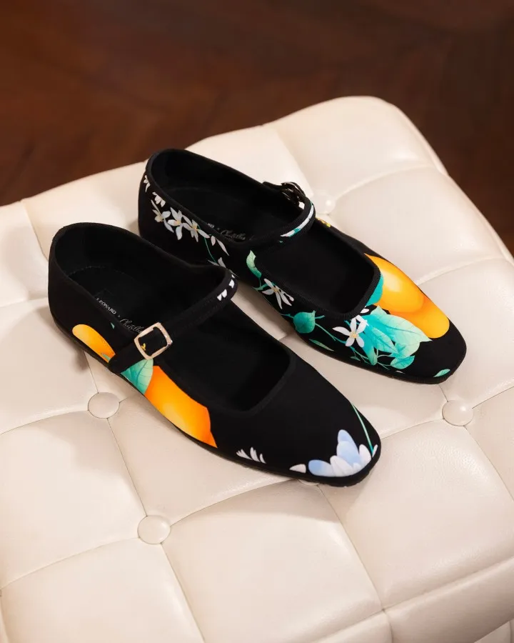For Summer 2026, Chatelles teams up with the house of LEONARD to reinvent the iconic furlane in a Mary Jane version. Handcrafted in Italy, these ultra-light slippers combine Chatelles’ signature comfort with LEONARD’s emblematic prints. A joyful, sophisticated elegance to wear from everyday moments to summer evenings, blending Venetian art de vivre with Parisian chic.