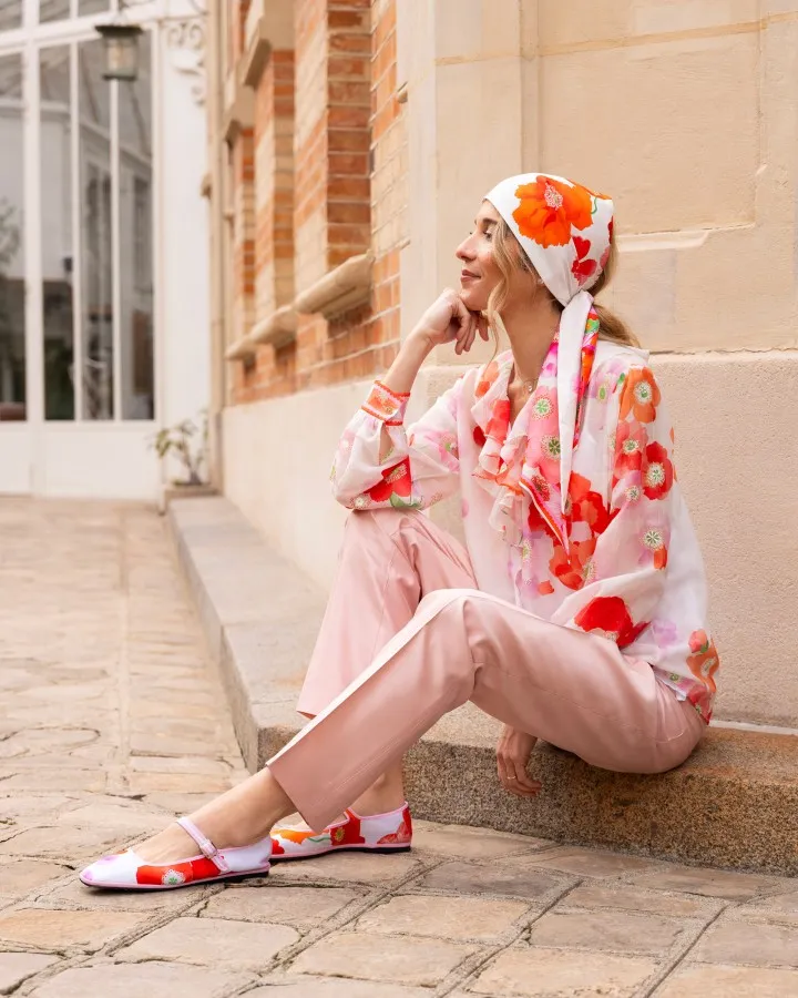 For Summer 2026, Chatelles teams up with the house of LEONARD to reinvent the iconic furlane in a Mary Jane version. Handcrafted in Italy, these ultra-light slippers combine Chatelles’ signature comfort with LEONARD’s emblematic prints. A joyful, sophisticated elegance to wear from everyday moments to summer evenings, blending Venetian art de vivre with Parisian chic.