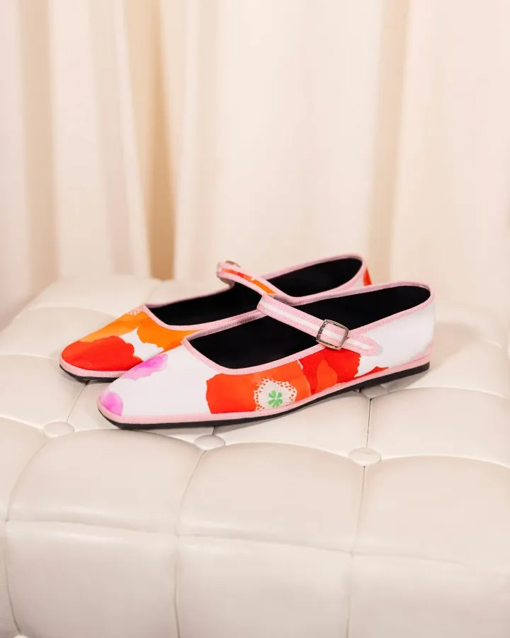 For Summer 2026, Chatelles teams up with the house of LEONARD to reinvent the iconic furlane in a Mary Jane version. Handcrafted in Italy, these ultra-light slippers combine Chatelles’ signature comfort with LEONARD’s emblematic prints. A joyful, sophisticated elegance to wear from everyday moments to summer evenings, blending Venetian art de vivre with Parisian chic.