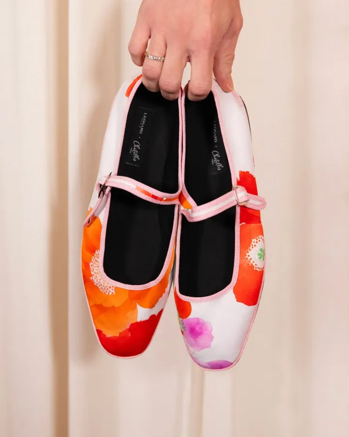 For Summer 2026, Chatelles teams up with the house of LEONARD to reinvent the iconic furlane in a Mary Jane version. Handcrafted in Italy, these ultra-light slippers combine Chatelles’ signature comfort with LEONARD’s emblematic prints. A joyful, sophisticated elegance to wear from everyday moments to summer evenings, blending Venetian art de vivre with Parisian chic.