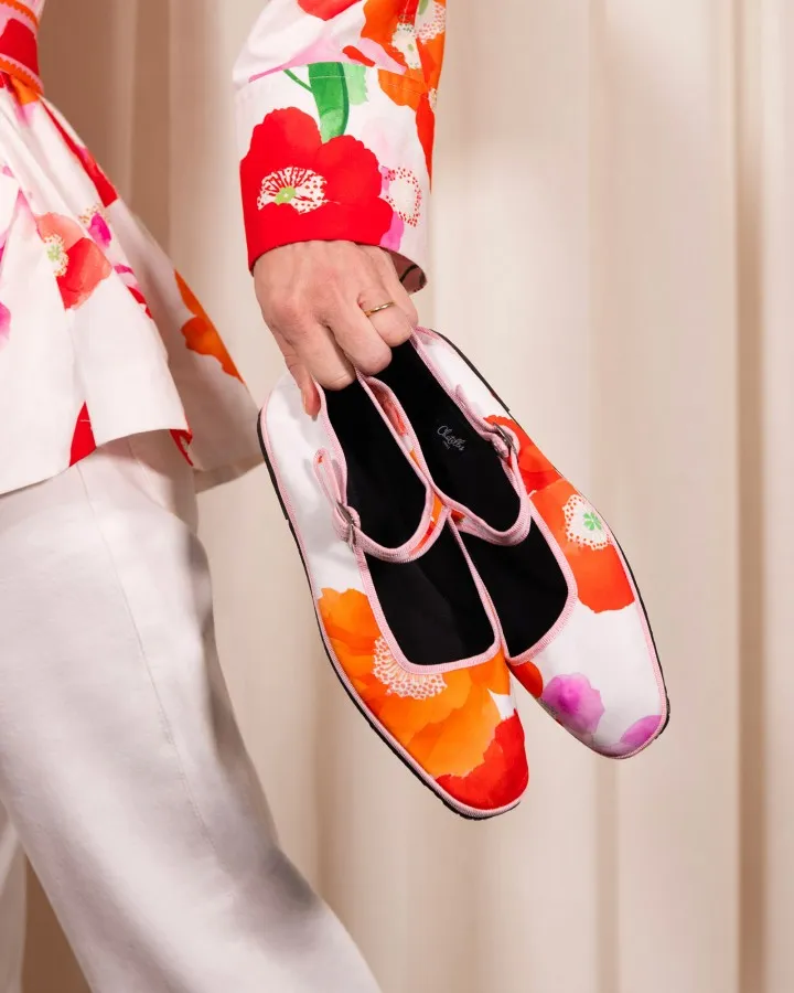 For Summer 2026, Chatelles teams up with the house of LEONARD to reinvent the iconic furlane in a Mary Jane version. Handcrafted in Italy, these ultra-light slippers combine Chatelles’ signature comfort with LEONARD’s emblematic prints. A joyful, sophisticated elegance to wear from everyday moments to summer evenings, blending Venetian art de vivre with Parisian chic.