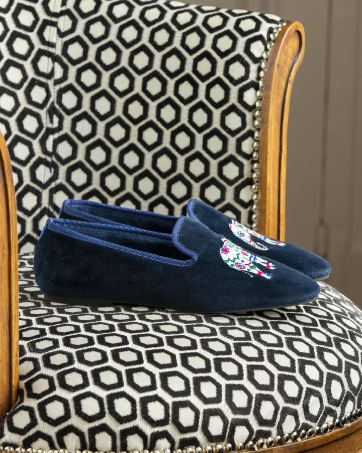 Indoor slippers in navy blue velvet with embroidery
