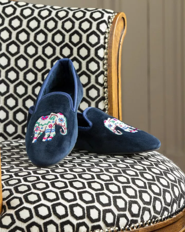 Indoor slippers in navy blue velvet with embroidery