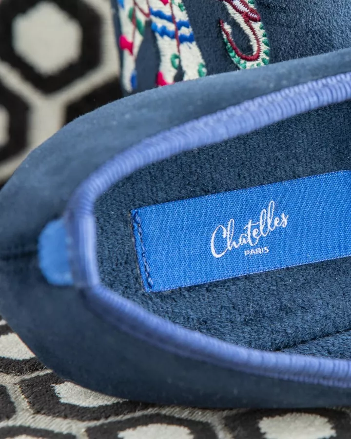Indoor slippers in navy blue velvet with embroidery