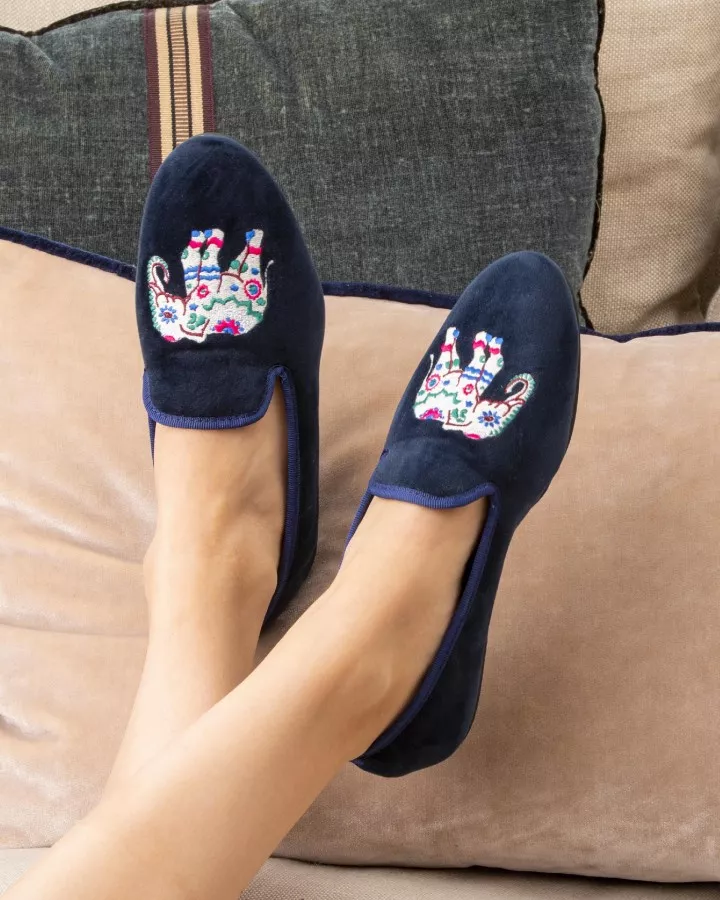 Indoor slippers in navy blue velvet with embroidery