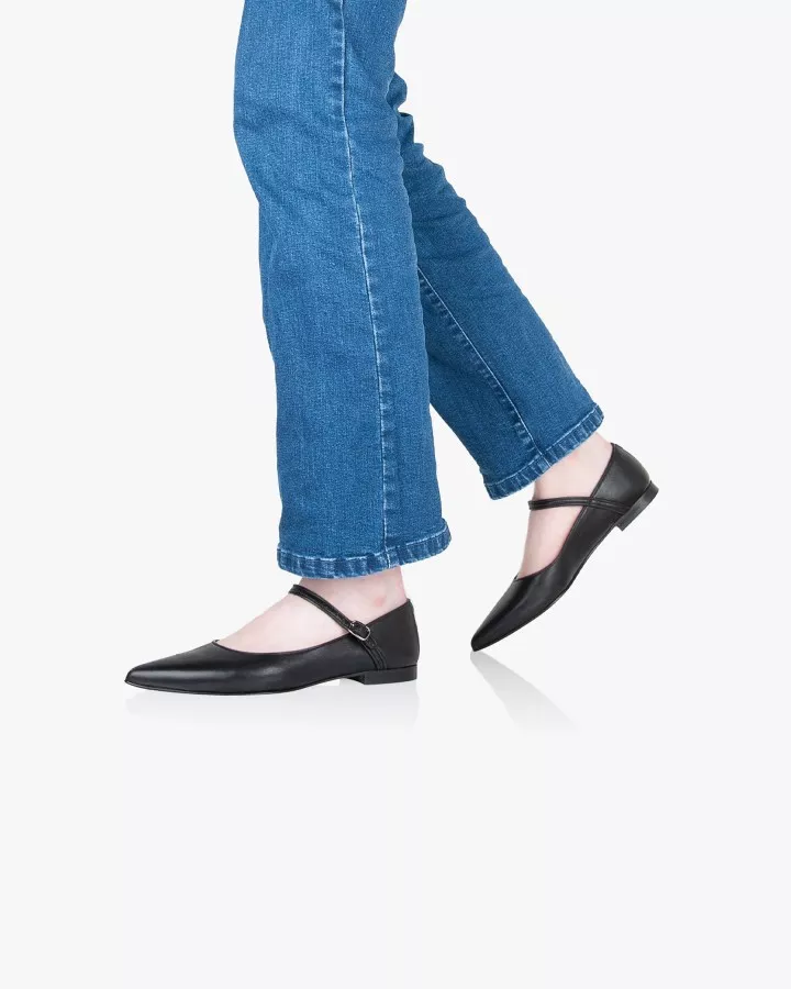 Black leather pointy babies slippers