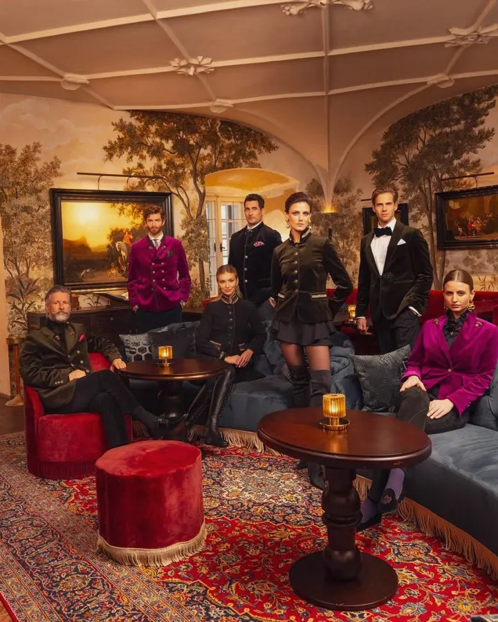 An Alpine and Parisian Encounter: Chatelles teams up with the iconic Austrian Alps brand Habsburg to reinvent smoking slippers for men and women, creating a dialogue between the elegance of Salzburg and Parisian chic.
Refined Velvet, Imperial Spirit: A classic silhouette elevated with details inspired by Alpine heritage, combining noble materials with timeless sophistication.
Elegance at Any Altitude: From cozy living rooms to dressed-up evenings, a design for those who cultivate a confident style, balancing tradition and modernity.