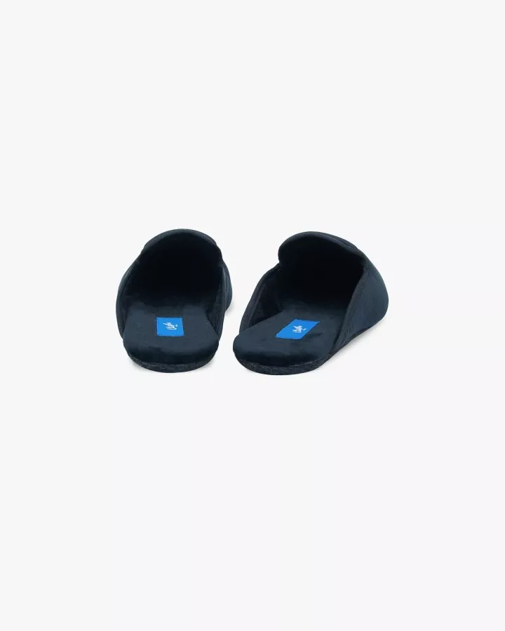 Deux chaussons mules en velours noir vue sur le talon