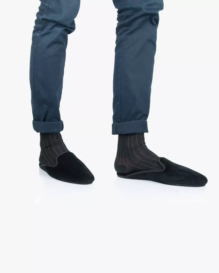 Chaussons mules en velours noir portées debout