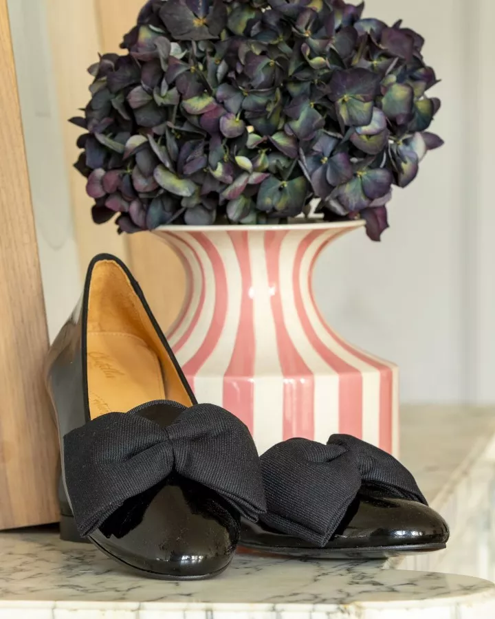 Black varnished leather slippers with oversize bow